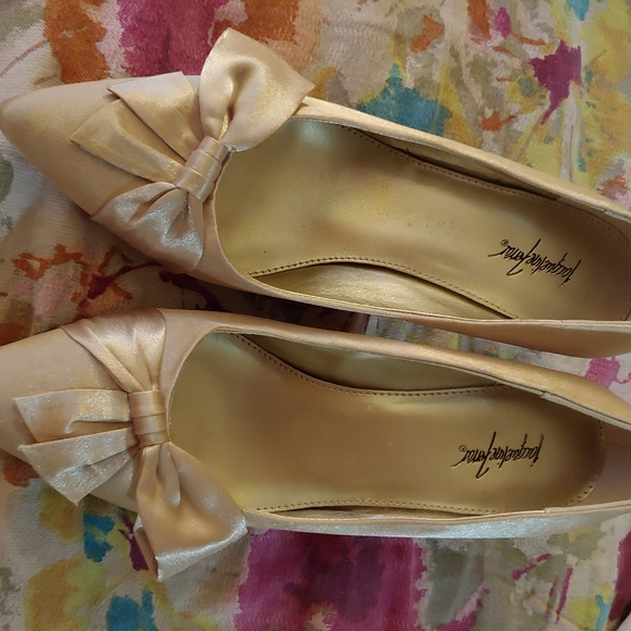 NEW Jacqueline Ferrar | Champagne Metallic Gold Satin Bow Kitten Heels 9.5 - Picture 2 of 4